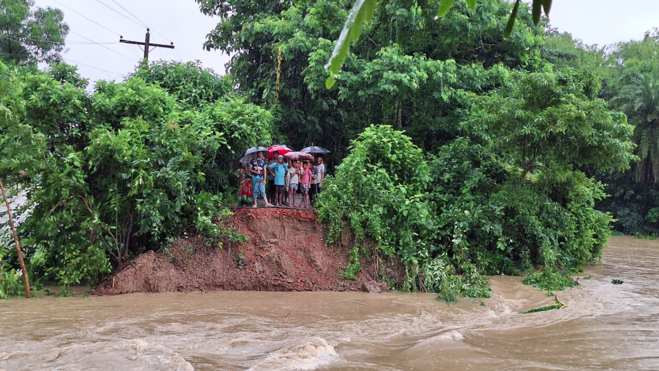 ফেনীতে প্রস্তুত ১৫৩ আশ্রয়কেন্দ্র, নগদ টাকা ও শুকনো খাবার বিতরণের সিদ্ধান্ত
